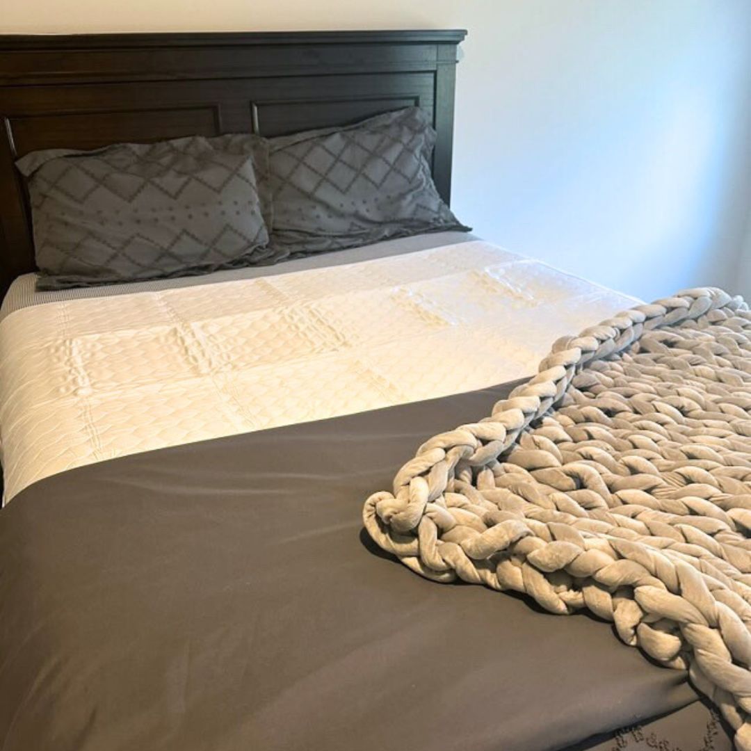 Image of the organic bamboo waterproof mattress protector in a bedroom setting