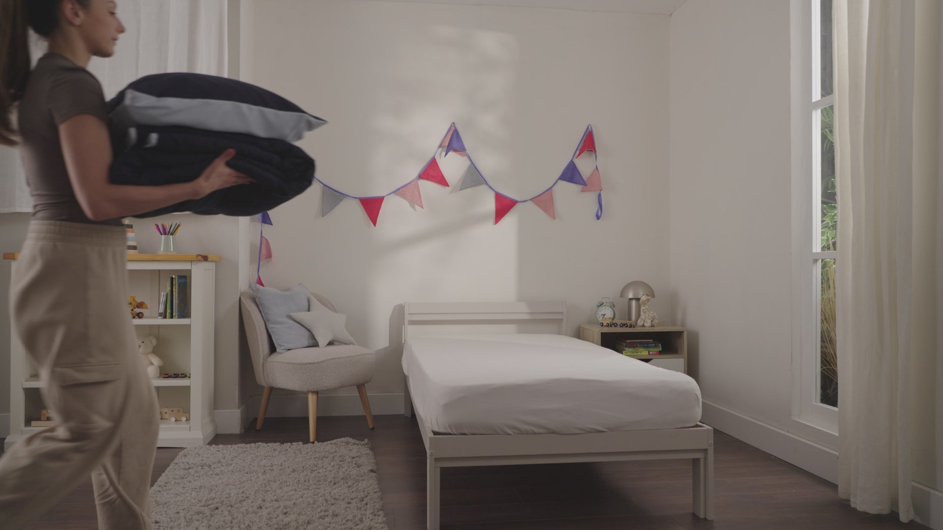 Reversible pastel blue coverless duvet product video